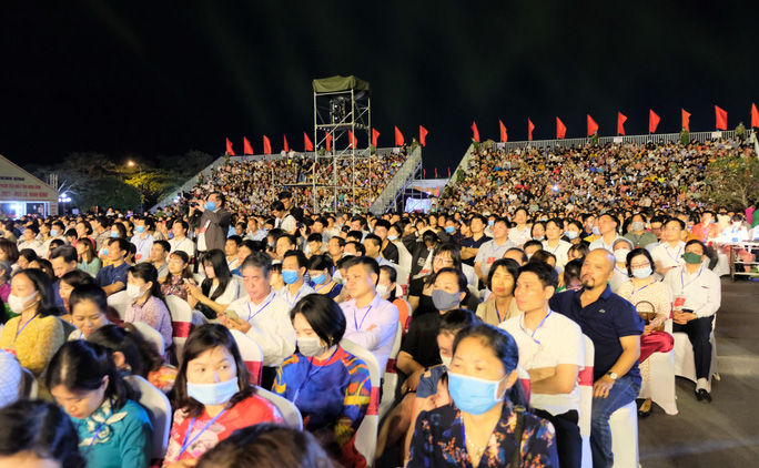 Biển người chen nhau xem bắn pháo hoa Năm Du lịch Quốc gia 2021 - 3 Biển người chen nhau xem bắn pháo hoa Năm Du lịch Quốc gia 2021 - 3