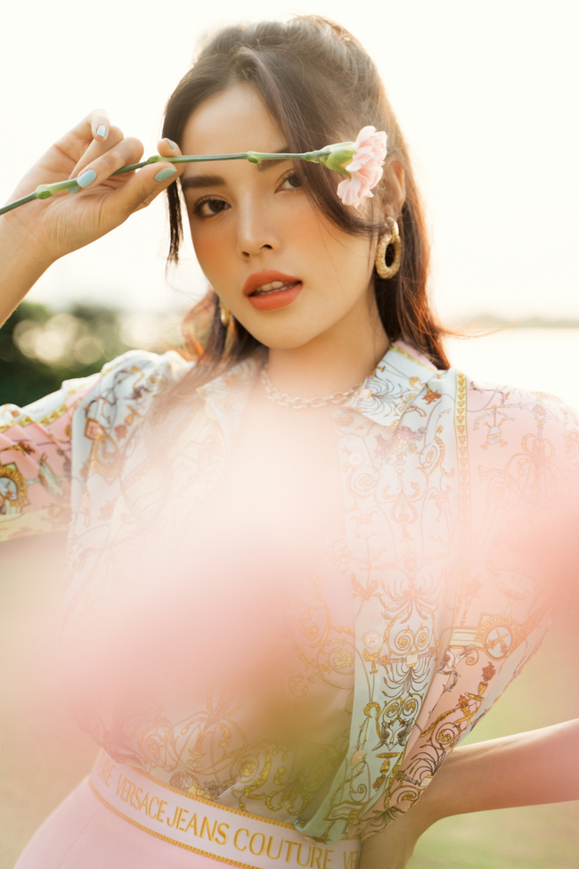 Kỳ Duyên hóa 'nàng thơ' đẹp ngẩn ngơ, lâu rồi mới thấy nàng Hậu nhẹ nhàng và ngọt ngào đến thế Kỳ Duyên hóa 'nàng thơ' đẹp ngẩn ngơ, lâu rồi mới thấy nàng Hậu nhẹ nhàng và ngọt ngào đến thế