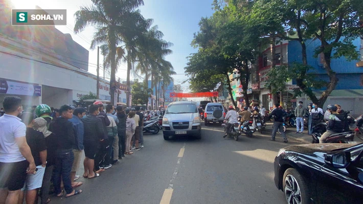 Bầu Đức 'nóng mặt' với vé chợ đen, chỉ đạo HAGL họp gấp, thay đổi cách bán vé - 1 Bầu Đức 'nóng mặt' với vé chợ đen, chỉ đạo HAGL họp gấp, thay đổi cách bán vé - 1