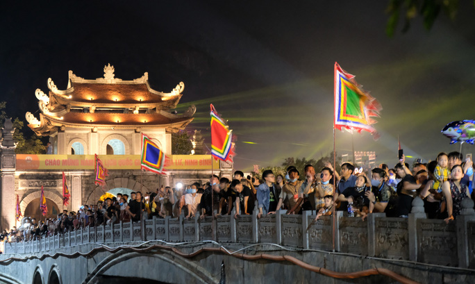 Biển người chen nhau xem bắn pháo hoa Năm Du lịch Quốc gia 2021 - 16 Biển người chen nhau xem bắn pháo hoa Năm Du lịch Quốc gia 2021 - 16