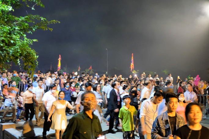 Biển người chen nhau xem bắn pháo hoa Năm Du lịch Quốc gia 2021 Biển người chen nhau xem bắn pháo hoa Năm Du lịch Quốc gia 2021