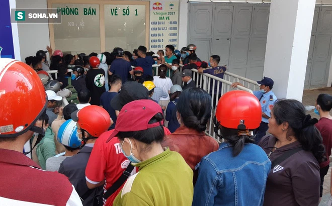 Bầu Đức 'nóng mặt' với vé chợ đen, chỉ đạo HAGL họp gấp, thay đổi cách bán vé Bầu Đức 'nóng mặt' với vé chợ đen, chỉ đạo HAGL họp gấp, thay đổi cách bán vé