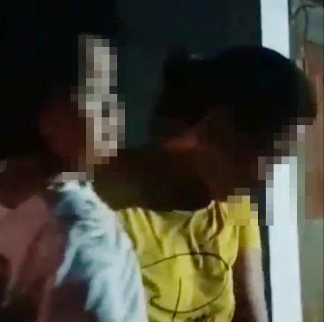 Công an vào cuộc vụ bé 2 tuổi ở Phú Yên bị người lớn đổ phân lên người để đòi nợ Công an vào cuộc vụ bé 2 tuổi ở Phú Yên bị người lớn đổ phân lên người để đòi nợ