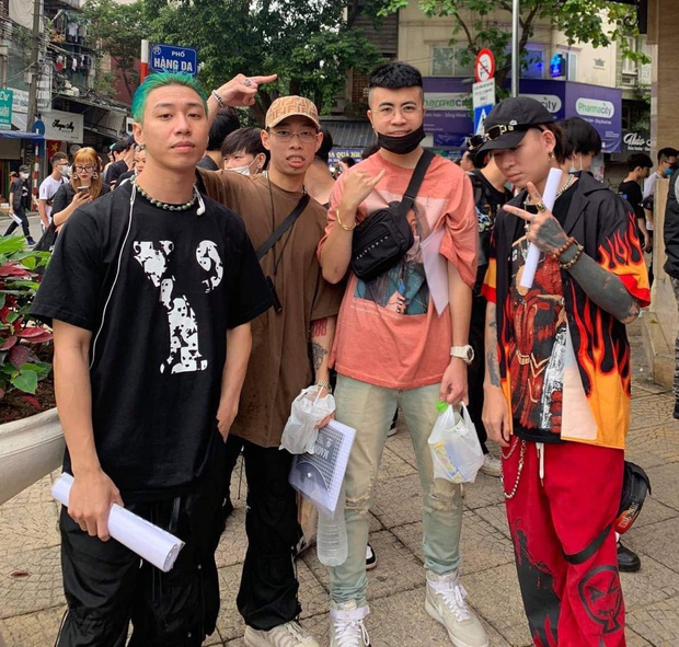 Dàn thí sinh Rap Việt mùa 1 tại casting Rap Việt miền Bắc: Kẻ đến tranh tài, người đi cổ vũ hội anh em - 1 Dàn thí sinh Rap Việt mùa 1 tại casting Rap Việt miền Bắc: Kẻ đến tranh tài, người đi cổ vũ hội anh em - 1