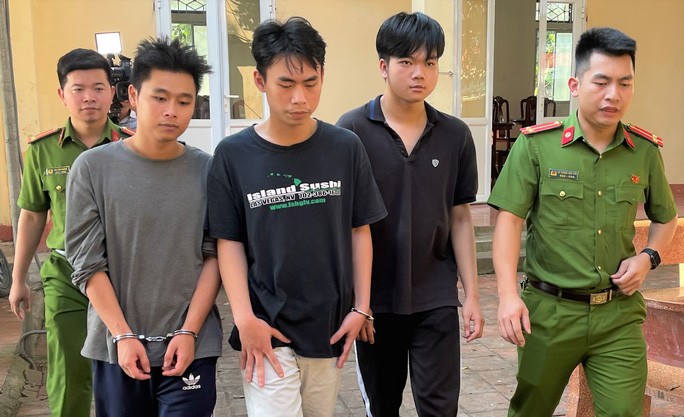Bộ 3 sinh viên đại học lừa bán sim số đẹp để chiếm đoạt, chiếm đoạt hàng tỷ đồng Bộ 3 sinh viên đại học lừa bán sim số đẹp để chiếm đoạt, chiếm đoạt hàng tỷ đồng