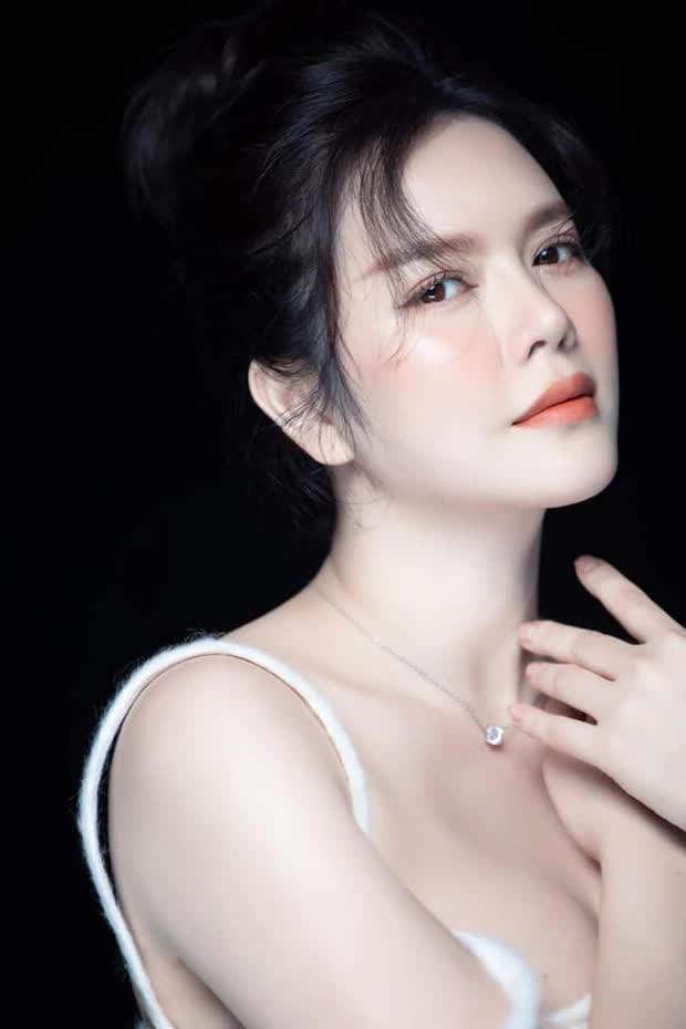Lý Nhã Kỳ vào chúc mừng nhanh như gió, còn bày tỏ nhìn vợ chồng Phan Mạnh Quỳnh hạnh phúc mà thèm! - 3 Lý Nhã Kỳ vào chúc mừng nhanh như gió, còn bày tỏ nhìn vợ chồng Phan Mạnh Quỳnh hạnh phúc mà thèm! - 3