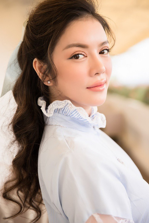 Lý Nhã Kỳ vào chúc mừng nhanh như gió, còn bày tỏ nhìn vợ chồng Phan Mạnh Quỳnh hạnh phúc mà thèm! - 2 Lý Nhã Kỳ vào chúc mừng nhanh như gió, còn bày tỏ nhìn vợ chồng Phan Mạnh Quỳnh hạnh phúc mà thèm! - 2