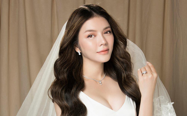 Lý Nhã Kỳ vào chúc mừng nhanh như gió, còn bày tỏ nhìn vợ chồng Phan Mạnh Quỳnh hạnh phúc mà thèm! - 4 Lý Nhã Kỳ vào chúc mừng nhanh như gió, còn bày tỏ nhìn vợ chồng Phan Mạnh Quỳnh hạnh phúc mà thèm! - 4
