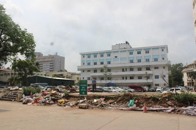 Vì sao Bệnh viện Bạch Mai phá nhà lưu trú cho người nhà bệnh nhân, chặt cây xà cừ tuổi đời trăm năm? - 1 Vì sao Bệnh viện Bạch Mai phá nhà lưu trú cho người nhà bệnh nhân, chặt cây xà cừ tuổi đời trăm năm? - 1