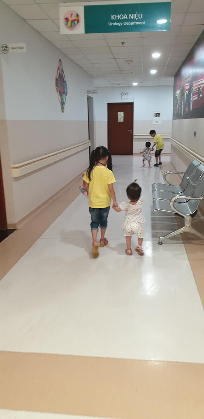 Khoảnh khắc 2 chị em ríu rít cực đáng yêu sau khi bé Diệu Nhi được phẫu thuật hoàn chỉnh đường tiêu hóa - 6 Khoảnh khắc 2 chị em ríu rít cực đáng yêu sau khi bé Diệu Nhi được phẫu thuật hoàn chỉnh đường tiêu hóa - 6