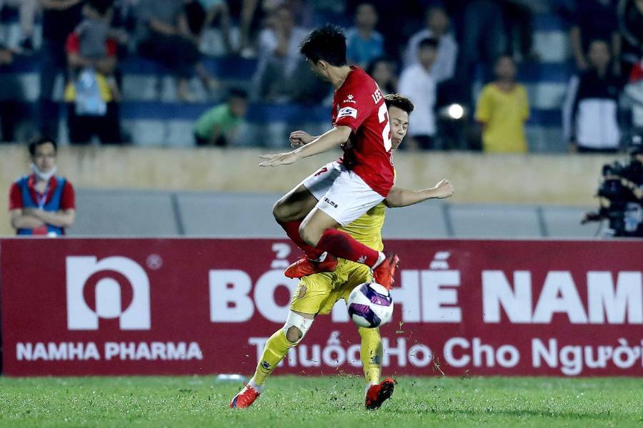 "Bí ẩn" đằng sau chiếc thẻ đỏ của Lee Nguyễn - 1 "Bí ẩn" đằng sau chiếc thẻ đỏ của Lee Nguyễn - 1