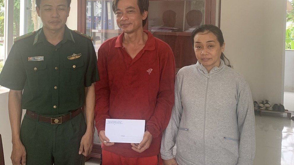 Lao ra biển tự tử, người đàn ông được cứu sau 10 giờ lên đênh Lao ra biển tự tử, người đàn ông được cứu sau 10 giờ lên đênh