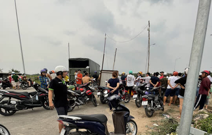 Tụ tập nẹt pô, chuẩn bị đua xe, hàng chục thanh thiếu niên bị CSGT đón lỏng, đưa về đồn - 4 Tụ tập nẹt pô, chuẩn bị đua xe, hàng chục thanh thiếu niên bị CSGT đón lỏng, đưa về đồn - 4