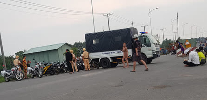 Tụ tập nẹt pô, chuẩn bị đua xe, hàng chục thanh thiếu niên bị CSGT đón lỏng, đưa về đồn - 2 Tụ tập nẹt pô, chuẩn bị đua xe, hàng chục thanh thiếu niên bị CSGT đón lỏng, đưa về đồn - 2