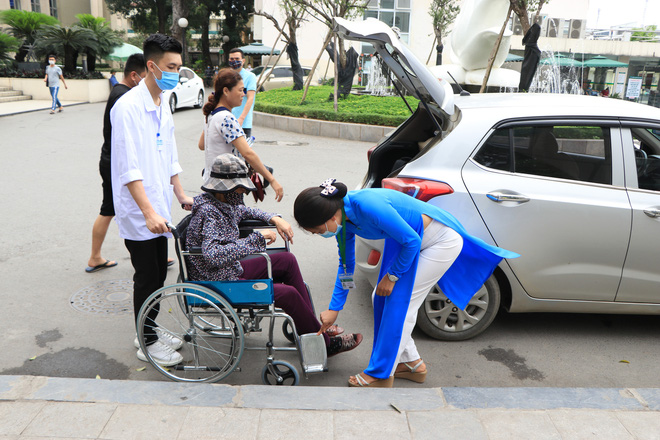 Lãnh đạo Bệnh viện Bạch Mai giải thích việc bác sĩ, điều dưỡng phải đi làm lúc 5 giờ sáng Lãnh đạo Bệnh viện Bạch Mai giải thích việc bác sĩ, điều dưỡng phải đi làm lúc 5 giờ sáng