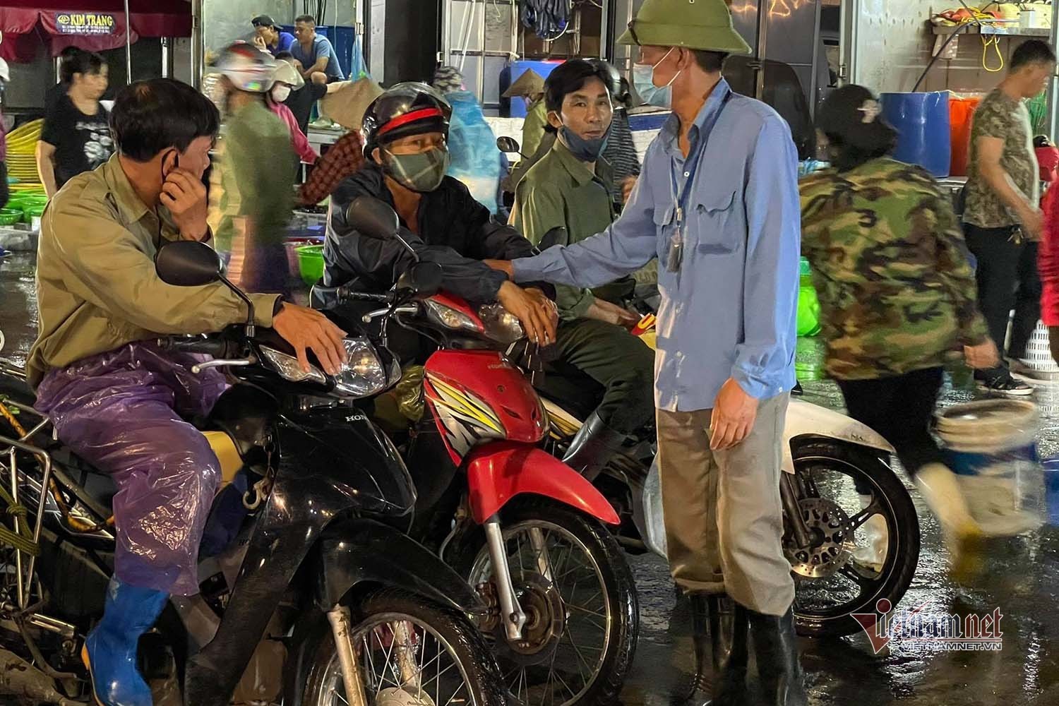 Chợ cá không ngủ nhộn nhịp nhất Hạ Long - 12 Chợ cá không ngủ nhộn nhịp nhất Hạ Long - 12