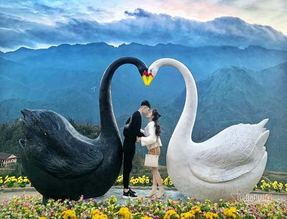Tượng nữ thần tự do ở Sa Pa được sửa thành người đàn ông H'Mông cầm khèn - 1 Tượng nữ thần tự do ở Sa Pa được sửa thành người đàn ông H'Mông cầm khèn - 1