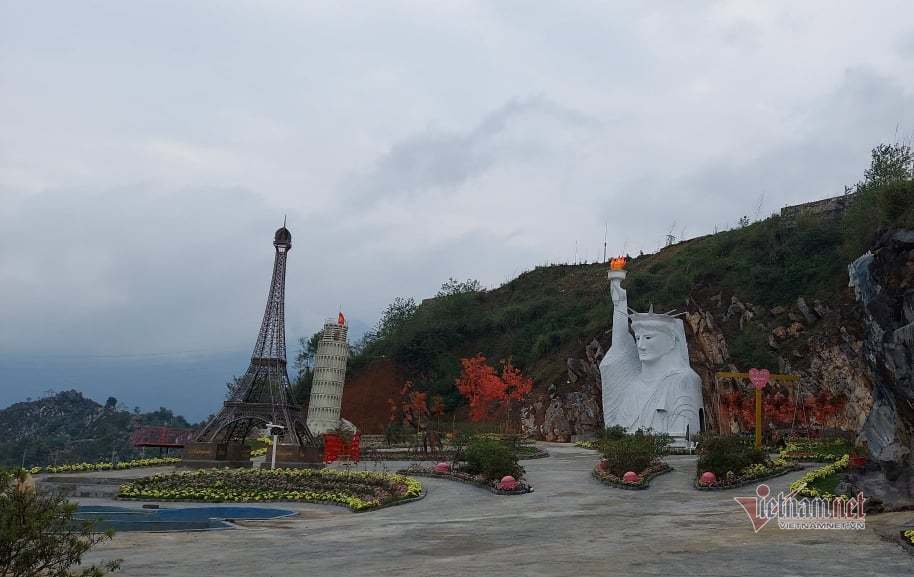 Tượng nữ thần tự do ở Sa Pa được sửa thành người đàn ông H'Mông cầm khèn Tượng nữ thần tự do ở Sa Pa được sửa thành người đàn ông H'Mông cầm khèn