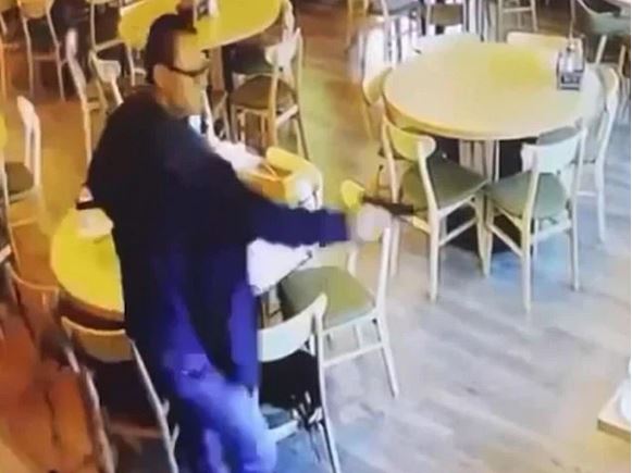 Sốc: Chồng mang súng vào nhà hàng giết vợ và người bạn, camera hiện trường gây ám ảnh kinh hoàng Sốc: Chồng mang súng vào nhà hàng giết vợ và người bạn, camera hiện trường gây ám ảnh kinh hoàng