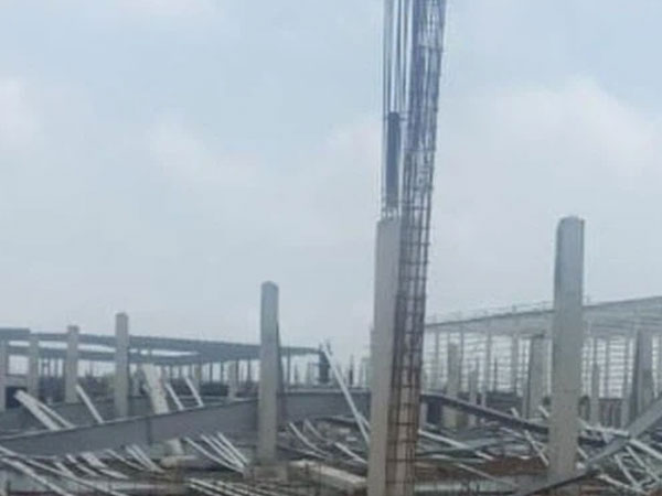 Cuồng phong thổi sập khu nhà xưởng kết cấu bằng thép ở Quảng Ninh Cuồng phong thổi sập khu nhà xưởng kết cấu bằng thép ở Quảng Ninh