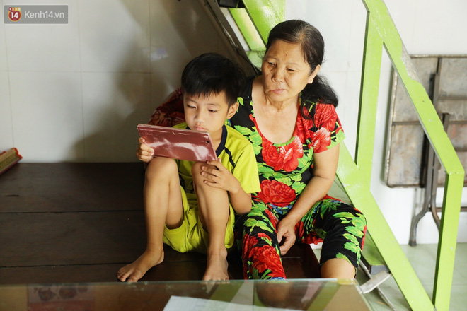 Vợ chồng nhặt ve chai ở miền Tây trả lại tiền tỷ cho người đánh rơi: 'Lỡ người ta tự tử thì sao? Mình nghèo thì chịu đi, hông lấy của ai hết trơn á!' - 2 Vợ chồng nhặt ve chai ở miền Tây trả lại tiền tỷ cho người đánh rơi: 'Lỡ người ta tự tử thì sao? Mình nghèo thì chịu đi, hông lấy của ai hết trơn á!' - 2