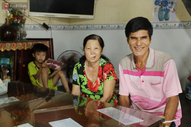 Vợ chồng nhặt ve chai ở miền Tây trả lại tiền tỷ cho người đánh rơi: 'Lỡ người ta tự tử thì sao? Mình nghèo thì chịu đi, hông lấy của ai hết trơn á!' - 14 Vợ chồng nhặt ve chai ở miền Tây trả lại tiền tỷ cho người đánh rơi: 'Lỡ người ta tự tử thì sao? Mình nghèo thì chịu đi, hông lấy của ai hết trơn á!' - 14
