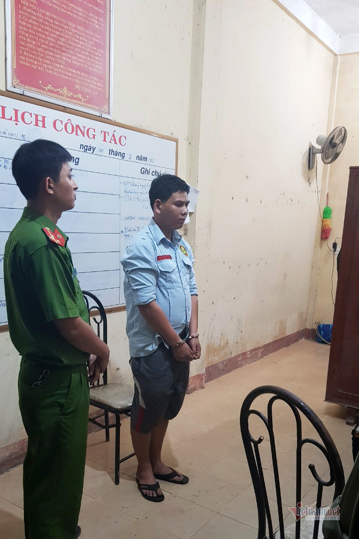 Bắt gã 'bố nuôi' tống tiền 'con nuôi' bằng clip nóng Bắt gã 'bố nuôi' tống tiền 'con nuôi' bằng clip nóng