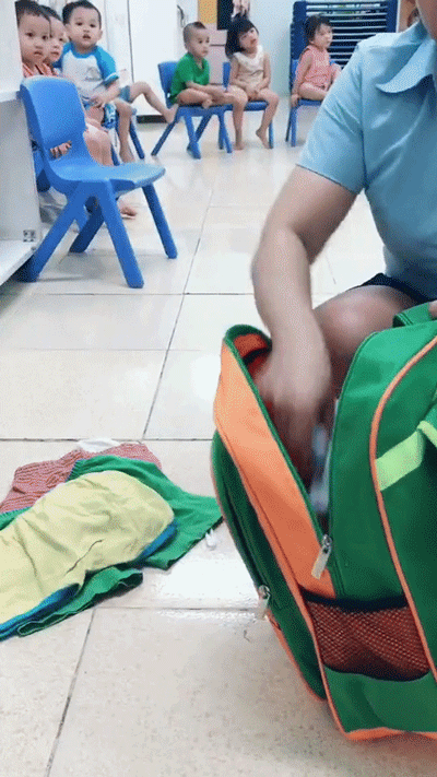 Mở balo của học sinh, cô giáo mầm non ngớ người vì 'kết quả' nhận được: Đây là lý do đừng bao giờ để bố soạn quần áo cho con! Mở balo của học sinh, cô giáo mầm non ngớ người vì 'kết quả' nhận được: Đây là lý do đừng bao giờ để bố soạn quần áo cho con!