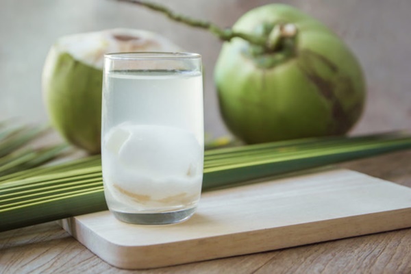 Uống nước dừa vào mùa hè: Rất tốt nhưng chuyên gia lưu ý 5 người không nên uống kẻo rước họa Uống nước dừa vào mùa hè: Rất tốt nhưng chuyên gia lưu ý 5 người không nên uống kẻo rước họa