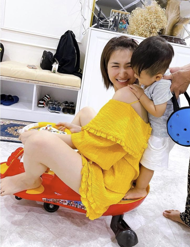 Hoà Minzy lần đầu khoe hình ảnh của con trai lúc mới sinh, đến giờ mới tiết lộ thông tin hiếm hoi về cậu ấm - 3 Hoà Minzy lần đầu khoe hình ảnh của con trai lúc mới sinh, đến giờ mới tiết lộ thông tin hiếm hoi về cậu ấm - 3