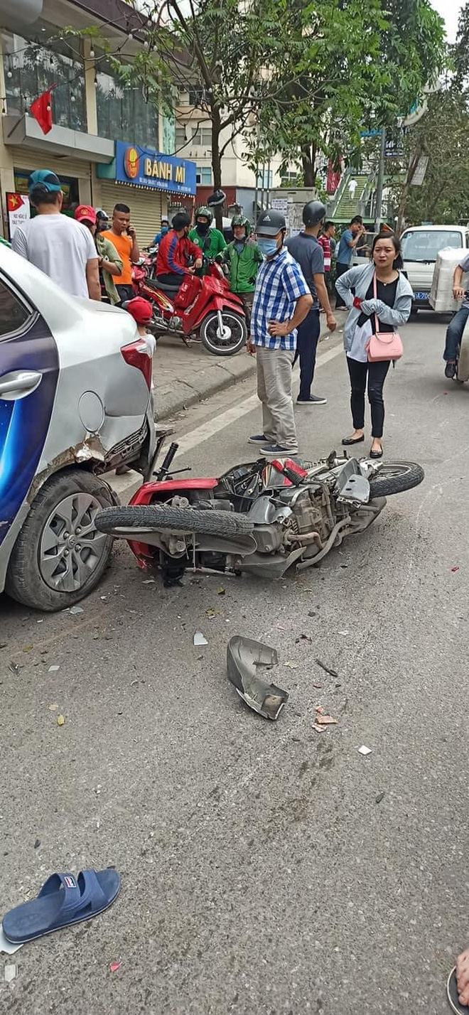 Vụ tai nạn liên hoàn nghiêm trọng trên phố Hà Nội: Xe bán tải đâm 3 ô tô, 2 xe máy - 4