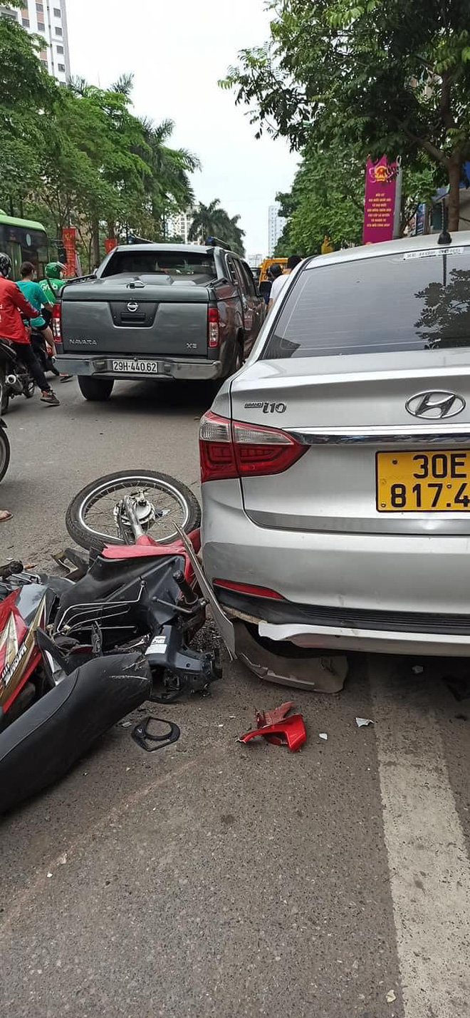 Vụ tai nạn liên hoàn nghiêm trọng trên phố Hà Nội: Xe bán tải đâm 3 ô tô, 2 xe máy - 3