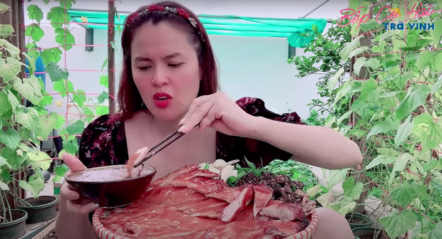 Hoa hậu ở nhà 200 tỷ 'cosplay' thành YouTuber giản dị, ăn món miền Tây ngon nhìn 'gớt nước miếng' - 8 Hoa hậu ở nhà 200 tỷ 'cosplay' thành YouTuber giản dị, ăn món miền Tây ngon nhìn 'gớt nước miếng' - 8