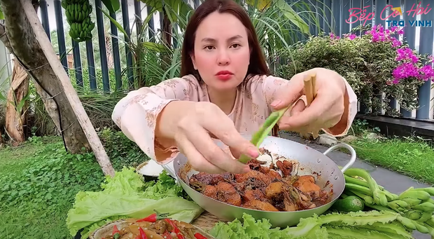 Hoa hậu ở nhà 200 tỷ 'cosplay' thành YouTuber giản dị, ăn món miền Tây ngon nhìn 'gớt nước miếng' - 3 Hoa hậu ở nhà 200 tỷ 'cosplay' thành YouTuber giản dị, ăn món miền Tây ngon nhìn 'gớt nước miếng' - 3