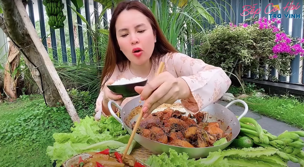 Hoa hậu ở nhà 200 tỷ 'cosplay' thành YouTuber giản dị, ăn món miền Tây ngon nhìn 'gớt nước miếng' - 4 Hoa hậu ở nhà 200 tỷ 'cosplay' thành YouTuber giản dị, ăn món miền Tây ngon nhìn 'gớt nước miếng' - 4