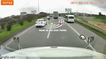 Clip: Kinh hoàng cảnh xe máy đâm bẹp dúm đuôi xe 16 chỗ trên cao tốc Clip: Kinh hoàng cảnh xe máy đâm bẹp dúm đuôi xe 16 chỗ trên cao tốc