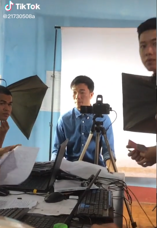 Xuân Trường chỉn chu, Công Phượng 'lách luật' để có ảnh thẻ căn cước công dân tươi tắn Xuân Trường chỉn chu, Công Phượng 'lách luật' để có ảnh thẻ căn cước công dân tươi tắn