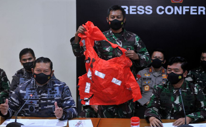 Tàu chìm, 53 người hy sinh: Indonesia công bố hình ảnh đau lòng, nạn nhân lấy đồ thoát hiểm nhưng chưa kịp mặc Tàu chìm, 53 người hy sinh: Indonesia công bố hình ảnh đau lòng, nạn nhân lấy đồ thoát hiểm nhưng chưa kịp mặc