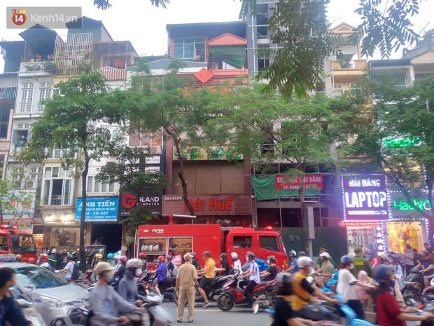Hà Nội: Cháy nhà hàng Nét Huế đúng giờ cao điểm, giao thông ùn tắc nghiêm trọng - 3 Hà Nội: Cháy nhà hàng Nét Huế đúng giờ cao điểm, giao thông ùn tắc nghiêm trọng - 3