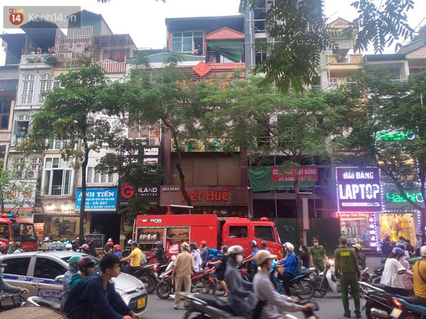 Hà Nội: Cháy nhà hàng Nét Huế đúng giờ cao điểm, giao thông ùn tắc nghiêm trọng - 7 Hà Nội: Cháy nhà hàng Nét Huế đúng giờ cao điểm, giao thông ùn tắc nghiêm trọng - 7