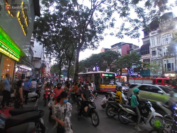 Hà Nội: Cháy nhà hàng Nét Huế đúng giờ cao điểm, giao thông ùn tắc nghiêm trọng - 2 Hà Nội: Cháy nhà hàng Nét Huế đúng giờ cao điểm, giao thông ùn tắc nghiêm trọng - 2