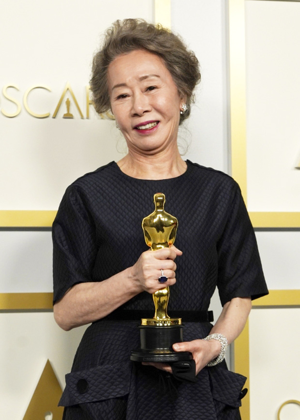Sao Hàn 74 tuổi nhận giải đi vào lịch sử Oscar, gã chồng ngoại tình ngang nhiên phát ngôn gây phẫn nộ cả xứ Hàn - 1 Sao Hàn 74 tuổi nhận giải đi vào lịch sử Oscar, gã chồng ngoại tình ngang nhiên phát ngôn gây phẫn nộ cả xứ Hàn - 1