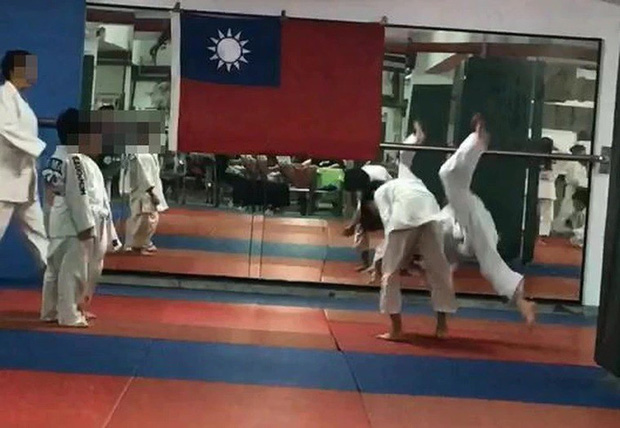 Cậu bé 7 tuổi chết não sau khi bị thầy giáo và bạn tập quật ngã 27 lần trong lớp Judo Cậu bé 7 tuổi chết não sau khi bị thầy giáo và bạn tập quật ngã 27 lần trong lớp Judo