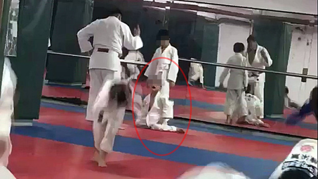 Cậu bé 7 tuổi chết não sau khi bị thầy giáo và bạn tập quật ngã 27 lần trong lớp Judo - 1 Cậu bé 7 tuổi chết não sau khi bị thầy giáo và bạn tập quật ngã 27 lần trong lớp Judo - 1