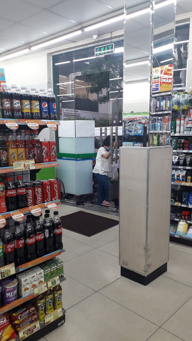 Người phụ nữ khuyết tật và hành động bất ngờ ở cửa siêu thị khiến tất cả đều trầm trồ cảm thán Người phụ nữ khuyết tật và hành động bất ngờ ở cửa siêu thị khiến tất cả đều trầm trồ cảm thán