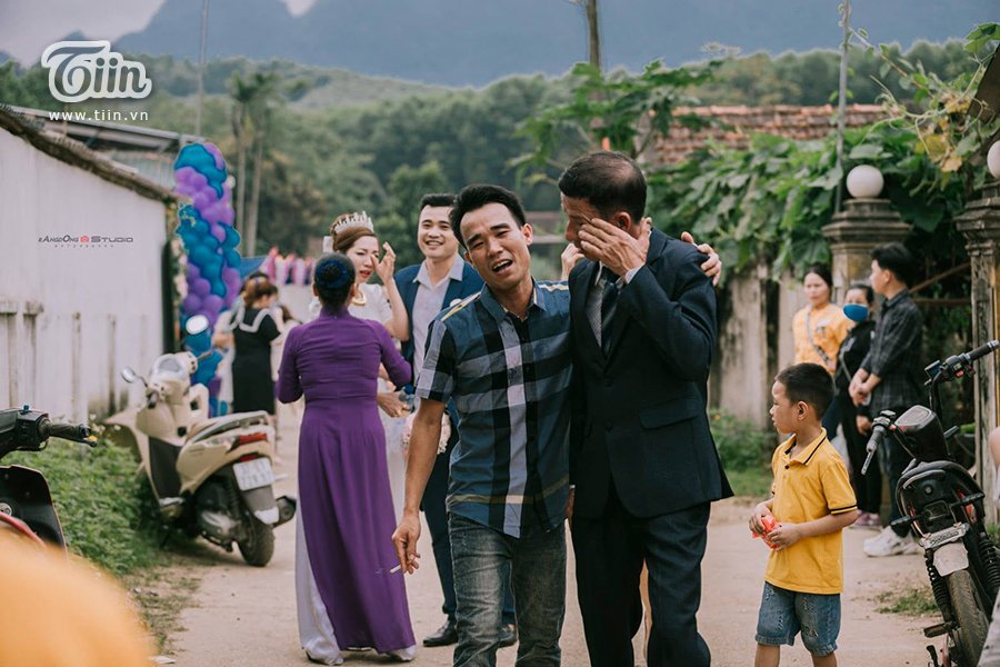 Bố tiễn con gái về nhà chồng, vừa quay lưng đã khóc nức nở: Con gái đúng là 'người tình kiếp trước của bố' - 2 Bố tiễn con gái về nhà chồng, vừa quay lưng đã khóc nức nở: Con gái đúng là 'người tình kiếp trước của bố' - 2