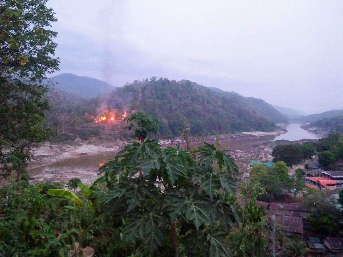 Hai căn cứ không quân Myanmar bị tấn công - 1 Hai căn cứ không quân Myanmar bị tấn công - 1