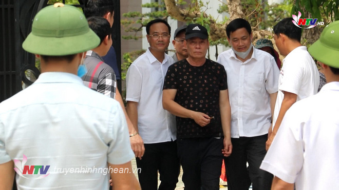Chân dung nghi phạm bắn chết 2 người lạ trước cổng nhà - 1 Chân dung nghi phạm bắn chết 2 người lạ trước cổng nhà - 1