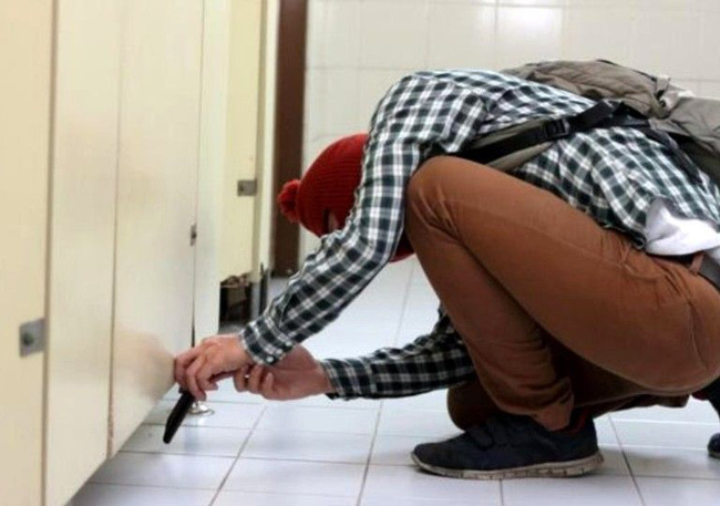 Đưa các con ra ngoài mua sắm rồi sử dụng nhà vệ sinh công cộng, người phụ nữ nhìn thấy chiếc móc áo khoác liền gọi báo cảnh sát - 6 Đưa các con ra ngoài mua sắm rồi sử dụng nhà vệ sinh công cộng, người phụ nữ nhìn thấy chiếc móc áo khoác liền gọi báo cảnh sát - 6