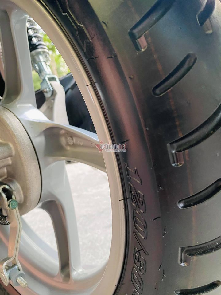 Honda SH 2008 màu sôcôla giá hơn 250 triệu đồng gây sốt - 7 Honda SH 2008 màu sôcôla giá hơn 250 triệu đồng gây sốt - 7